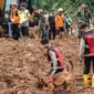 Tim SAR melakukan pencarian korban longsor. (Posnews/Ist)