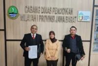 Tim Advokat Yogi Pajar Suprayogi saat di Kantor Cabang Dinas Pendidikan Wilayah I Provinsi Jawa Barat. (Posnews/Ist)
