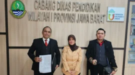 Tim Advokat Yogi Pajar Suprayogi saat di Kantor Cabang Dinas Pendidikan Wilayah I Provinsi Jawa Barat. (Posnews/Ist)
