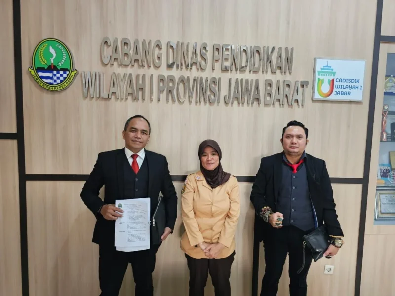 Tim Advokat Yogi Pajar Suprayogi saat di Kantor Cabang Dinas Pendidikan Wilayah I Provinsi Jawa Barat. (Posnews/Ist)
