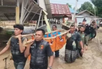 Tim gabungan mengevakuasi jenazah santri M. Rais yang ditemukan di Jangka Buya. (Posnews/Ist)