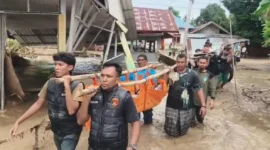 Tim gabungan mengevakuasi jenazah santri M. Rais yang ditemukan di Jangka Buya. (Posnews/Ist)