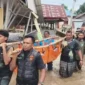 Tim gabungan mengevakuasi jenazah santri M. Rais yang ditemukan di Jangka Buya. (Posnews/Ist)