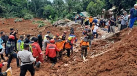 Tim SAR dan K9 mencari korban longsor di Desa Cibeunying, Majenang, Cilacap. (Posnews/BNPB)
