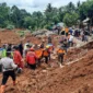 Tim SAR dan K9 mencari korban longsor di Desa Cibeunying, Majenang, Cilacap. (Posnews/BNPB)