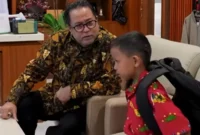 Rano Karno menunjukkan apresiasi kepada Hafithar, siswa SD yang menempuh perjalanan jauh dengan KRL. (Posnews/Ist)