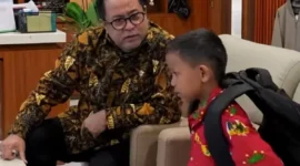 Rano Karno menunjukkan apresiasi kepada Hafithar, siswa SD yang menempuh perjalanan jauh dengan KRL. (Posnews/Ist)