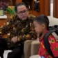 Rano Karno menunjukkan apresiasi kepada Hafithar, siswa SD yang menempuh perjalanan jauh dengan KRL. (Posnews/Ist)