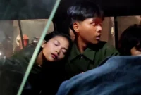 Remaja putri tergeletak tak sadarkan diri di Jalan Kapuk Raya Penjaringan Jakarta Utara sebelum dievakuasi warga menggunakan angkutan KWK B06. (Posnews/MR)