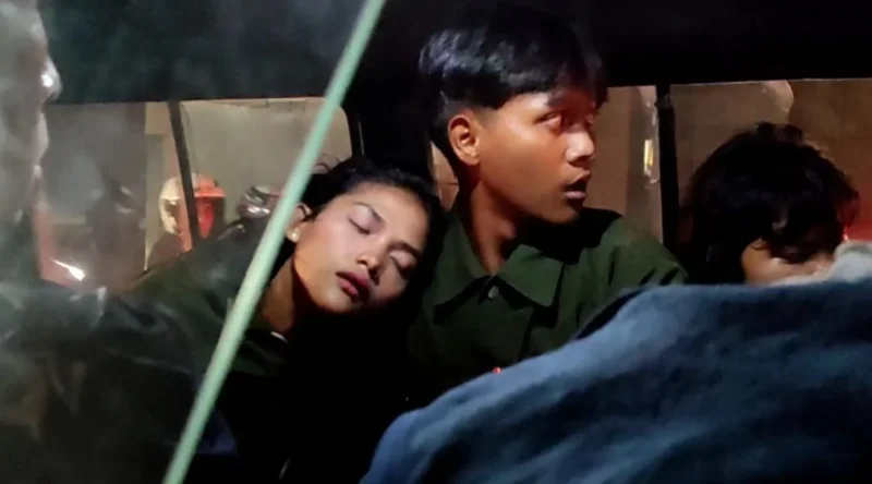 Remaja putri tergeletak tak sadarkan diri di Jalan Kapuk Raya Penjaringan Jakarta Utara sebelum dievakuasi warga menggunakan angkutan KWK B06. (Posnews/MR)