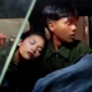 Remaja putri tergeletak tak sadarkan diri di Jalan Kapuk Raya Penjaringan Jakarta Utara sebelum dievakuasi warga menggunakan angkutan KWK B06. (Posnews/MR)