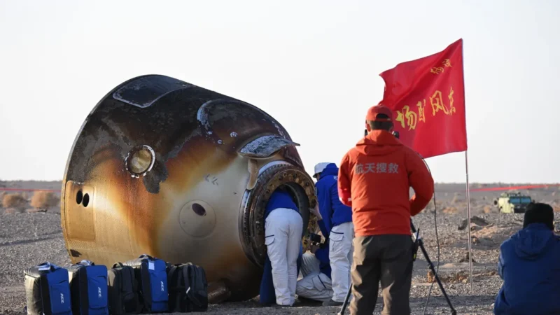 Foto, Tiga astronot Shenzhou-20 (SZ-20) selamat mendarat di Bumi. Mereka terpaksa 'ganti kapsul' dan pulang menggunakan Shenzhou-21 (SZ-21) setelah wahana mereka dihantam puing antariksa. Dok:  VCG/VCG via Getty Images.