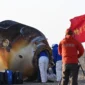 Foto, Tiga astronot Shenzhou-20 (SZ-20) selamat mendarat di Bumi. Mereka terpaksa 'ganti kapsul' dan pulang menggunakan Shenzhou-21 (SZ-21) setelah wahana mereka dihantam puing antariksa. Dok:  VCG/VCG via Getty Images.