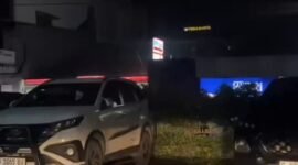 Ilustrasi, Seorang pengemudi mobil nekat parkir 'menerobos' garis batas di Stasiun Tugu Yogyakarta, memicu kegeraman warga dan menyoroti masalah egoisme di ruang publik. Dok: Merapi Uncover.