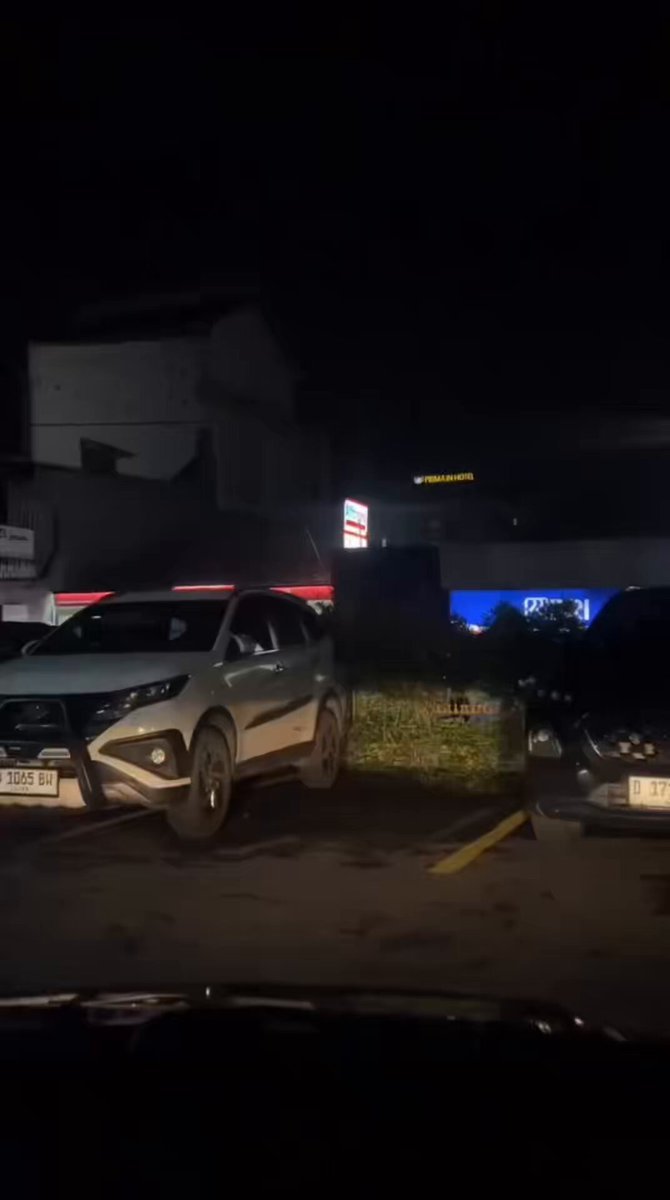 Ilustrasi, Seorang pengemudi mobil nekat parkir 'menerobos' garis batas di Stasiun Tugu Yogyakarta, memicu kegeraman warga dan menyoroti masalah egoisme di ruang publik. Dok: Merapi Uncover.