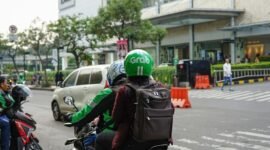 Ilustrasi, Pahlawan di balik kesunyian Maghrib. Saat mayoritas warga berkumpul di meja makan, sebagian orang justru harus teguh berdiri di garis depan demi pelayanan dan kemanusiaan. Dok: Istimewa.