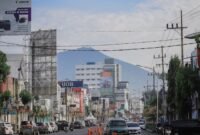 Ilustrasi, Upaya Pemkot Malang membongkar tembok di Perum Griya Shanta, Kamis (6/11/2025), ditunda. Warga melakukan blokade dengan kendaraan, menolak eksekusi jalan tembus. Dok: Istimewa.