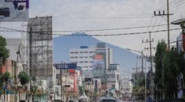 Ilustrasi, Upaya Pemkot Malang membongkar tembok di Perum Griya Shanta, Kamis (6/11/2025), ditunda. Warga melakukan blokade dengan kendaraan, menolak eksekusi jalan tembus. Dok: Istimewa.