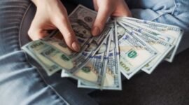 Ilustrasi, Milton Friedman berkata inflasi adalah fenomena moneter. Namun setelah triliunan dolar dicetak pasca 2008 dan 2020, apakah hubungan antara uang dan harga masih sesederhana itu? Dok: Istimewa.