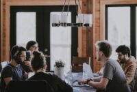 Ilustrasi, Generasi muda kini terjebak di antara dua filosofi ekstrem: "Hustle Culture" yang menuntut produktivitas 24/7, dan "Slow Living" yang memprioritaskan kedamaian mental. Dok: Istimewa.