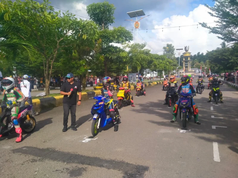Pembalap bertarung di lintasan road race Buru Selatan dengan ribuan penonton memadati area. (MR/Posnews)