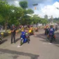 Pembalap bertarung di lintasan road race Buru Selatan dengan ribuan penonton memadati area. (MR/Posnews)