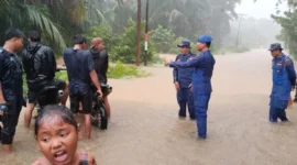 Tim SAR Polri melakukan pencarian korban longsor di wilayah pegunungan Sumut. (Posnews/Ist)