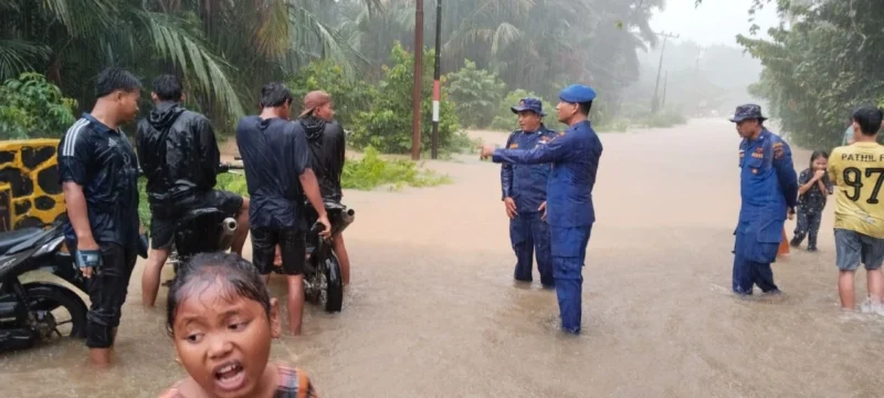 Tim SAR Polri melakukan pencarian korban longsor di wilayah pegunungan Sumut. (Posnews/Ist)