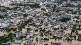 Rekor hujan 300 tahun tenggelamkan Hat Yai! Thailand kerahkan kapal induk Chakri Naruebet jadi RS apung demi selamatkan jutaan korban banjir. Dok: Reuters.