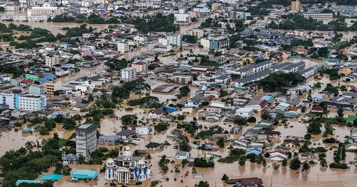 Rekor hujan 300 tahun tenggelamkan Hat Yai! Thailand kerahkan kapal induk Chakri Naruebet jadi RS apung demi selamatkan jutaan korban banjir. Dok: Reuters.
