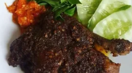 Bebek bumbu hitam khas Madura — kulit renyah, bumbu manis-gurih meresap sadis sampai tulang. (Ist)