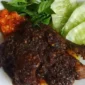 Bebek bumbu hitam khas Madura — kulit renyah, bumbu manis-gurih meresap sadis sampai tulang. (Ist)