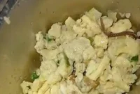 Cacing tanah terlihat di dalam nampan makanan bergizi gratis MBG di SMA Negeri 6 Medan. (Posnews/Ist)