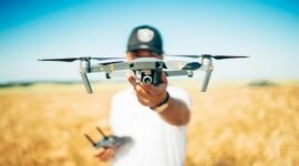 Ilustrasi, Drone (UAV) telah merevolusi perang, menawarkan presisi mematikan tanpa risiko pilot. Namun, efisiensi ini melahirkan dilema etis serius tentang dehumanisasi perang dan korban sipil. Dok: Istimewa.