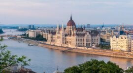 Ilustrasi, Presiden AS Donald Trump memberikan pengecualian sanksi minyak Rusia kepada Hongaria selama satu tahun setelah lobi intensif dari PM Viktor Orbán di Gedung Putih. Dok: Istimewa.