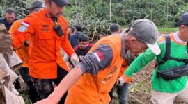Tim gabungan BNPB dan Basarnas melakukan pencarian korban longsor di Desa Pandanarum, Banjarnegara.(Posnews/BNPB)
