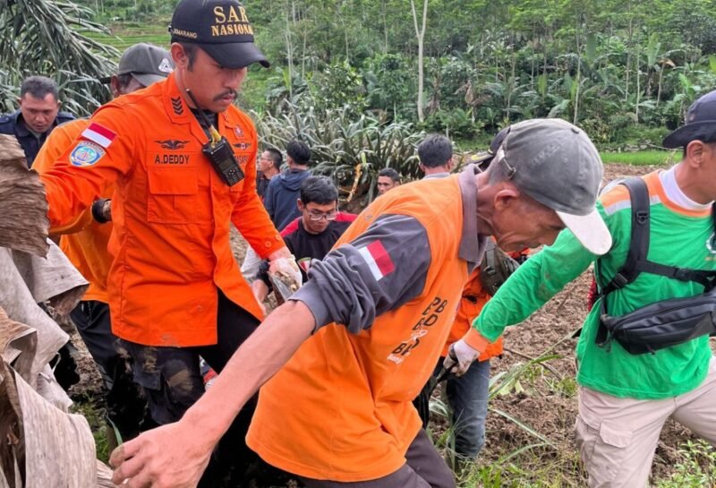 Tim gabungan BNPB dan Basarnas melakukan pencarian korban longsor di Desa Pandanarum, Banjarnegara.(Posnews/BNPB)
