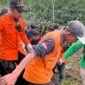 Tim gabungan BNPB dan Basarnas melakukan pencarian korban longsor di Desa Pandanarum, Banjarnegara.(Posnews/BNPB)
