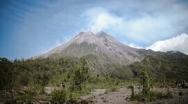 Ilustrasi, Merapi masih Siaga (Level III) per 6 November 2025. BPPTKG mencatat 4 kali guguran lava (terjauh 1,7 km ke arah barat daya) dan 75 kali gempa guguran. Dok: Istimewa.
