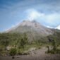 Ilustrasi, Merapi masih Siaga (Level III) per 6 November 2025. BPPTKG mencatat 4 kali guguran lava (terjauh 1,7 km ke arah barat daya) dan 75 kali gempa guguran. Dok: Istimewa.