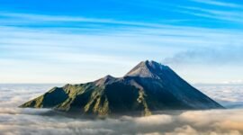 Ilustrasi, Gunung Merapi kembali erupsi, meluncurkan awan panas 9 kali dalam semalam. Status kini SIAGA (Level III), BPBD Sleman siagakan personel dan logistik. Dok: Istimewa.
