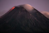 Ilustrasi, Gunung Merapi (Level III SIAGA) kembali meluncurkan awan panas guguran (APG) sejauh 2.000 meter ke Kali Krasak pada Jumat (14/11) dini hari. Dok: Istimewa.