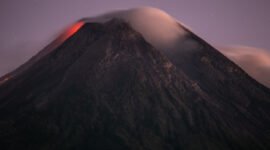 Ilustrasi, Gunung Merapi (Level III SIAGA) kembali meluncurkan awan panas guguran (APG) sejauh 2.000 meter ke Kali Krasak pada Jumat (14/11) dini hari. Dok: Istimewa.