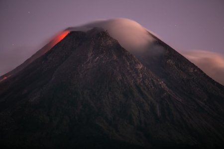 Ilustrasi, Gunung Merapi (Level III SIAGA) kembali meluncurkan awan panas guguran (APG) sejauh 2.000 meter ke Kali Krasak pada Jumat (14/11) dini hari. Dok: Istimewa.