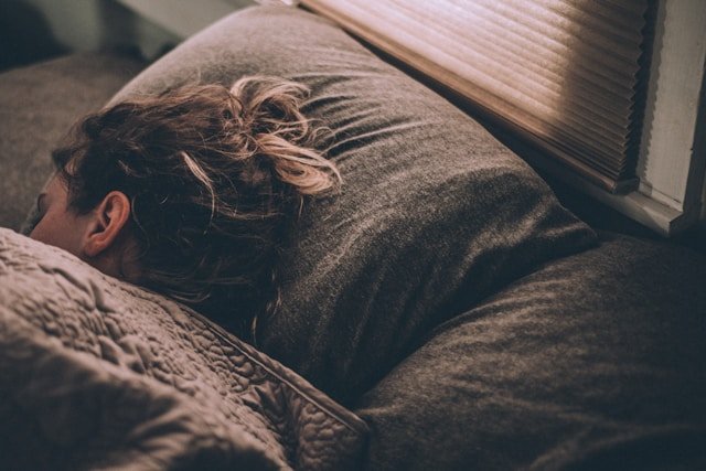 Mata sudah lelah tapi jempol masih asyik scrolling medsos jam 2 pagi? Itu bukan insomnia, tapi 