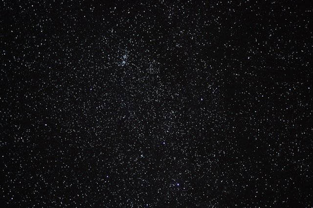 Ilustrasi, Cahaya kota telah merenggut Bima Sakti dari langit kita. Ini bukan sekadar masalah rindu bintang, ini adalah krisis ekologi dan kesehatan yang tersembunyi. Dok: Istimewa.