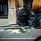 Ilustrasi, Tumpukan sampah liar di Jalan Wahid Hasyim, Yogyakarta, warga keluhkan. Selain bau menyengat, tumpukan yang mengganggu trotoar itu sudah dipenuhi belatung. Dok: Istimewa.