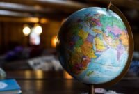 Perdagangan dunia melambat, tembok batas negara meninggi. Apakah globalisasi sudah mati atau sekadar ganti kulit? Simak fenomena 