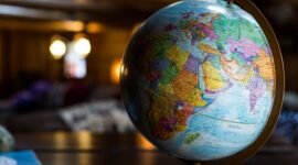 Perdagangan dunia melambat, tembok batas negara meninggi. Apakah globalisasi sudah mati atau sekadar ganti kulit? Simak fenomena 