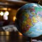 Perdagangan dunia melambat, tembok batas negara meninggi. Apakah globalisasi sudah mati atau sekadar ganti kulit? Simak fenomena 